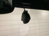 後方にもドライブレコーダーのカメラが付いています。前後両方でお車の周りを監視・記録いたします。