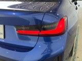 L字型リアコンビランプ:BMWの伝統的なデザインのひとつです。夜間でも誰が見てもBMWとわかる印象的なデザイン。
