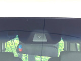 【ホンダセンシング】走行中に前方の車両等を認識し、衝突しそうな時は警報とブレーキで衝突回避と被害軽減をアシスト。より安全にドライブをお楽しみいただけます。