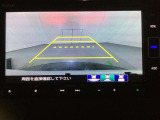 バックでの車庫入れも安心です!リアカメラが付いているバックモニター付のナビを装備しております。操作線もついており距離感も画面から確認できます。