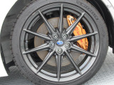 純正18インチアルミホイール。 タイヤサイズは 215/40R18