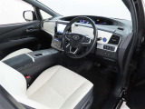 シンプルで使いやすいデザインの運転席です。