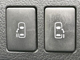【両側パワースライドドア】スマートキーや運転席のスイッチで後席両側スライドドアの開閉が可能♪電動だから力を入れてドアを開ける必要が無く、小さなお子様でも簡単に開け閉めでき快適です♪
