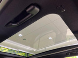 【ガラスルーフ】ガラスルーフ搭載で車内の解放感が一気にアップ!開放的なドライブをお楽しみいただけます。