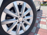 ●純正16インチアルミホイール:輸入車ならではの卓越した走りを支えるホイールと足回りです!日本車の走りに慣れている方にもぜひ体感して頂きたいほど、高いレベルでまとまっています!