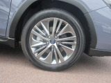 右前 18インチアルミホイール タイヤサイズは、 225/55R18です。「*ホイールロックナットは展示用です」
