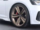 ●オシャレは足元からといいますが、車も同じく足元のエレガンスさで全体のイメージが変わります。