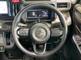 インテリアに合わせたデザインのステアリングは、運転される方のことも考え、運転しやすい形状、大きさです。是非一度、実際に触ってお確かめください。