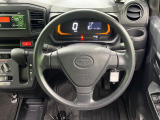 インテリアに合わせたデザインのステアリングは、運転される方のことも考え、運転しやすい形状、大きさです。是非一度、実際に触ってお確かめください。