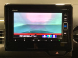 ギヤをR(バック)に入れるとナビの画面に後ろの映像が映るリアカメラ付です。後退時、コンディションが悪い視界でもカラーバックモニターがドライバーをサポートします。