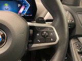 運転中にもオーディオの音量やFMの切り替えなどステアリングでの操作で切り替え可能なため、ステアリングから手を放す必要がない為、運転中でも操作が簡単でございます。