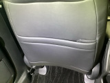 【収納】後部座席収納。散乱しがちな小物を収納するのに便利です。お子様のおもちゃやティッシュボックス、書類等様々なものの収納が可能です。
