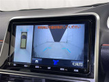 パノラミックビューモニターシステムが付いているので車の上から見た映像が確認できますよ。 一目で車両周辺の情報を確認できますが、直接安全をご確認下さい。