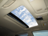 サンルーフ付きです。昼は気持ちよい風を取り入れたり、シェードを開けておくことにより車内が明るくなります。夜はシートを倒せば流れ星が流れたり星がたくさん見えるかも・・わくわくする装備ですね!