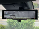 インテリジェントルームミラーです。車両後方のカメラ映像がミラー(液晶画面)に写るので、後席の人や荷物が写りこみません。夜間や悪天候でも視界が良好です♪