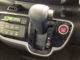インパネシフトを採用しているので、前席の足元も広々としています。運転席と助手席の行き来もスムーズです!