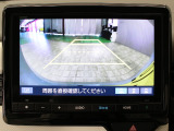 【バックカメラ】シフトを「R」の位置に入れると、自動的に画面がカメラ映像に切り替わり後方の視界をサポートする必須装備です!