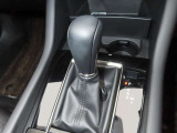 MAZDA3のシフトレバーです。MTモード付きの6ATで、しなやかな走りを支えます。
