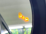 【ブラインドスポットモニター】走行中、ドアミラーの死角になりやすい箇所に後続車が接近するとサイドミラー付近に警告を表示、ドライバーに注意喚起をしてくれます。