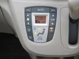 空調は液晶モニター付きのオートエアコンを装備しております。大きく押しやすいボタンスイッチで構成されております。