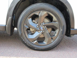 右前 18インチアルミホイール タイヤサイズは、225/55R18です。「*ホイールロックナットは展示用です」
