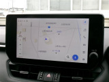 DCM(専用通信機)を装備したコネクティッドナビです。なお無償でのご利用期間は限定(令和11年3月まで)されています。詳しくは営業スタッフにお問い合わせください。