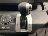 CVT車のセレクトレバーです。低速から高速まで、変速ショックのないスムーズな走りを実現するとともに、エンジン効率のよい領域を維持することで燃費にも貢献します。