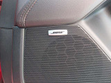 BOSEサウンドシステムを搭載。「良い音を出す」ではなく、その車種のごとに特徴を計算(車種専用設計)し、「反響音」を作り出すことによってどの座席でも自分中心で音が聴こえ、「心地よい空間」を作り出します。