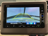 リバースギアに入れるだけで後方の表示へ切り替わります。夜間や雨の日の駐車も楽になりますよ。