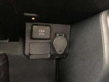 こちらのクルマはUSB接続コネクタも装備されています♪スマホの充電などにお使い下さい。ご旅行中での充電切れも、これなら心配いりませんね!