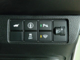 パワーテールゲートの開閉、パーキングセンサーや横滑りを防ぐVSA等のスイッチ類は運転席の右側、手の届きやすい位置にあります。