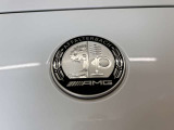 認定中古車はお車の経過年数や走行距離により1年もしくは2年間保証を付帯しております。「認定中古車保証」はメーカー保証です。全国のメルセデス正規販売店で保証を受けることができます。