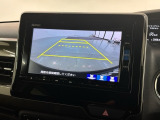 リバースギアに入れるだけで後方の表示へ切り替わります。夜間や雨の日の駐車も楽になりますよ。