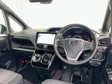 運転席まわりです。 各操作スイッチは使いやすい位置に配置されてます。