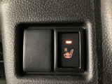 運転席にはシートヒーターも装備します。