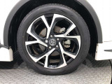 【純正アルミホイール】です!車両デザインに合わせてホイールをデザインしているため、見た目にもカッコイイアルミホイール♪洗車もラクチンで錆びません。