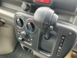 シフトレバーは簡単操作で運転もしやすくなっております!!