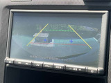 車両後方をモニターに映すバックビューカメラを装備しています。車幅、距離、予想進路線表示機能付きです。