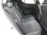 リアシートも厚く、長時間の移動もらくらくです!車種によってはラゲージスペースやトランクへのアクセスも可能!乗り心地・使い勝手共に充実です!!