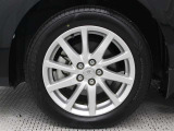 純正アルミホイールは精度が高く、走行の安定性が優れています。タイヤサイズ195/55R16