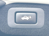 【パワーバックドア】スマートキーや運転席のボタンを押すだけでリアゲートが自動で開閉します!荷物を持っている時や、高い位置にあるバックドアを閉める際に便利な機能です♪