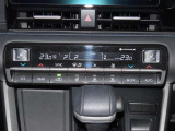 【オートエアコン】一度お好みの温度に設定すれば、車内の温度を検知し風量や温度を自動で調整。暑い&hellip;寒い&hellip;と何度もスイッチ操作をする必要はありません。快適な車内空間には必須の機能ですね♪
