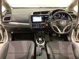 車内は光触媒抗菌消臭施工済です。インパネ周りはスタイリッシュなデザインで機能や装備も充実しています。グローブボックスやカップホルダーのほかにトレーなどたくさんの収納スペースが付いています。