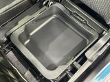 【シートアンダーボックス】シートの下に大容量の収納スペースが備わっており、靴や洗車グッズなど、外から見られたくないものをすっきり収納できて便利!