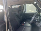 運転席まわりです。実際に座ってみて、乗り心地を体験してみてください,視界も良好です。