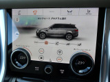 【Touch Pro Duo】10インチ高精細デュアルタッチスクリーンを備えております。上の画面でナビやオーディオを操作して、下の画面でキャビンやシートの温度調整をすることも可能です。
