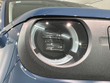 LEDヘッドライトは、点灯の瞬間から最大光量を発揮し、突然暗くなるトンネルなどでの安定感を高めます。