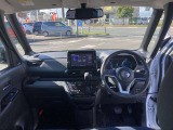 すっきりした運転席周りにはナビやエアコンの操作パネルを設置しておりますので、お一人での運転でもご安心できます。