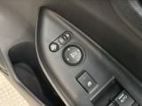 狭い駐車場で便利な電動格納ドアミラーが付いています。