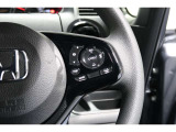 Hondaセンシングの機能のひとつ、アダプティブクルーズコントロール付!アクセルから足を離しても設定したスピードと前車との車間を保ち走行してくれます!車線維持もアシスト☆高速道路で疲労軽減ですね☆